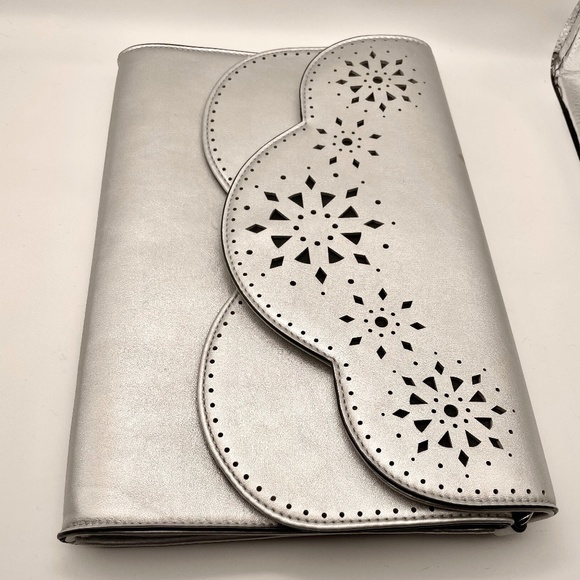 9 WEST | Gray/Silver Clutch w. Silver Chain - Picture 1 of 5
